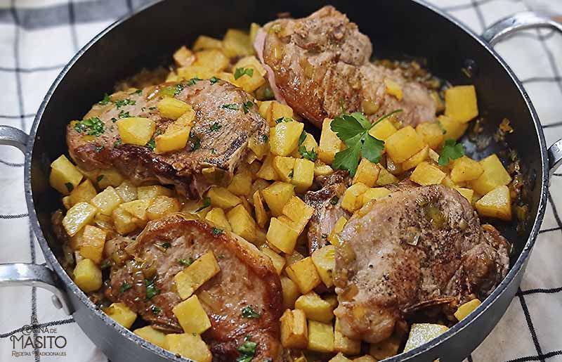 Receta de chuletas de cerdo en salsa con patatas al ajillo