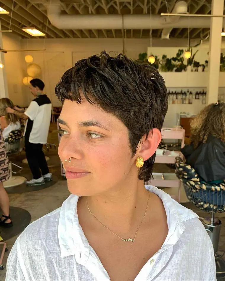 como peinar con cabello corto con corte mullert