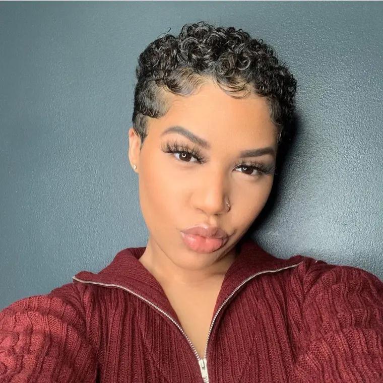 pelo rizado muy corto