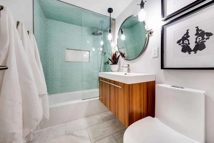 agrandar un baño visualmente idea decorativa baño pequeño atención a los objetos decorativos