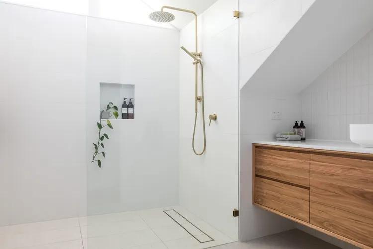 agrandar visualmente el baño una variedad de colores decoración en blanco distribución del baño pequeño