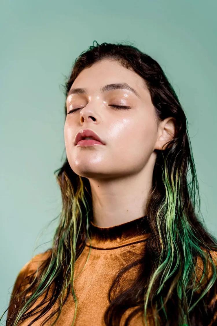 aceite de oliva en la cara aceitosa masaje hidratante piel húmeda