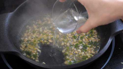 agregar agua a los champiñones en salsa verde