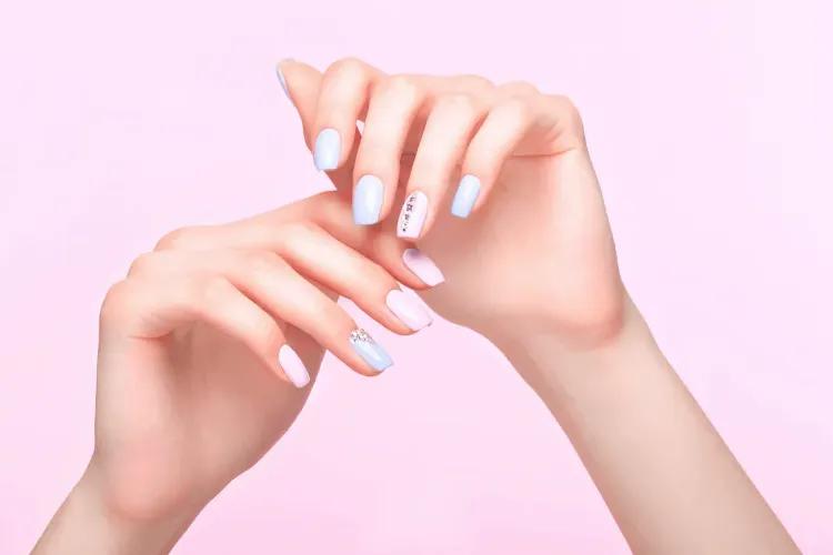 hacer bonitas uñas postizas de manicura