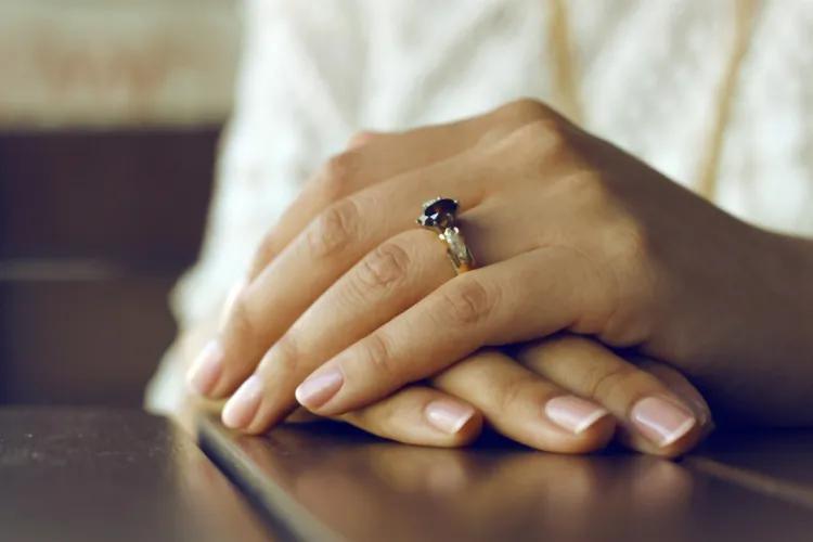 hermosa manicura uñas limpias