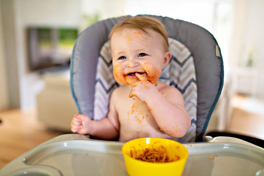 Bebé comiendo y ensuciando