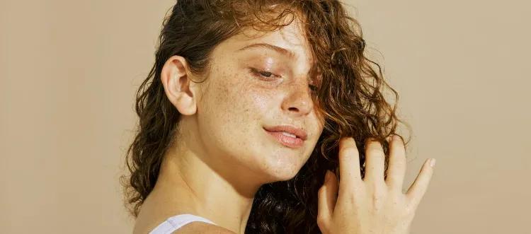 aplicación de ácido hialurónico capilar