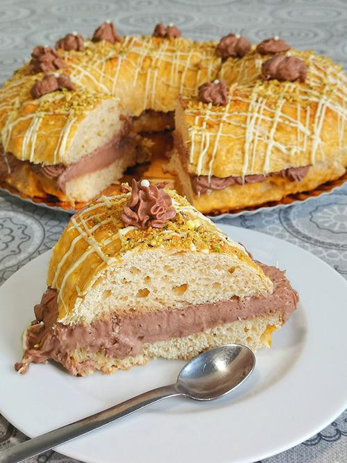 Roscón de Reyes con chocolate blanco y pistachos - plano cenital