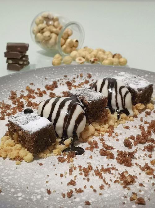 Brownie con avellanas y nueces - Primer plano