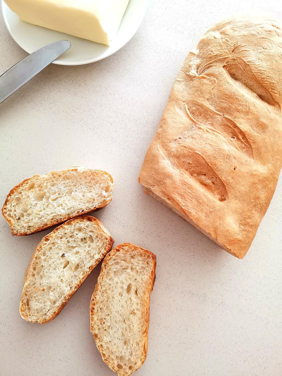 Barra de pan individual con rebanadas