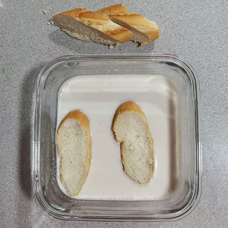 Receta de torrijas tradicionales caseras - Empapando las torrijas en leche