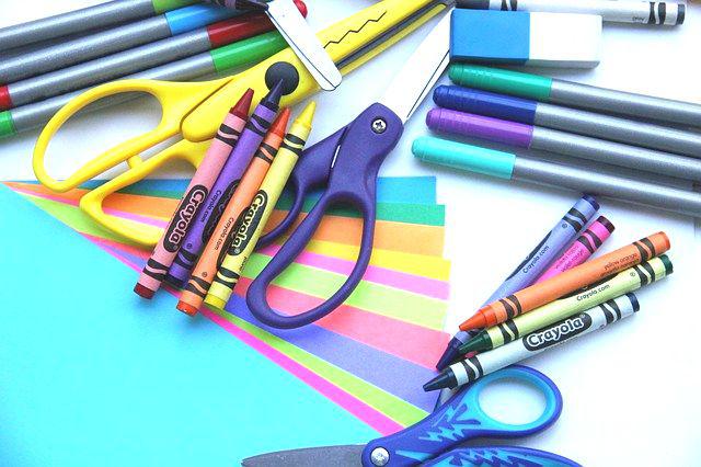 Las manualidades, la artesanía y lo hecho a mano, se han convertido en una actividad gratificante y necesaria para muchas personas en todo el mundo, eso me pasa a mí también. Para muchos son un estilo de vida, incluso como una manera de ganarse la vida o como un simple pasatiempo.