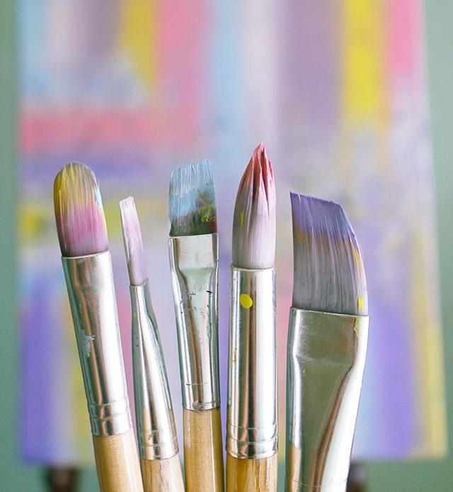 Las manualidades, la artesanía y lo hecho a mano, se han convertido en una actividad gratificante y necesaria para muchas personas en todo el mundo, eso me pasa a mí también. Para muchos son un estilo de vida, incluso como una manera de ganarse la vida o como un simple pasatiempo.