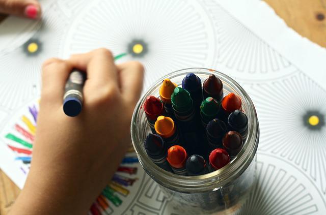Las manualidades, la artesanía y lo hecho a mano, se han convertido en una actividad gratificante y necesaria para muchas personas en todo el mundo, eso me pasa a mí también. Para muchos son un estilo de vida, incluso como una manera de ganarse la vida o como un simple pasatiempo.