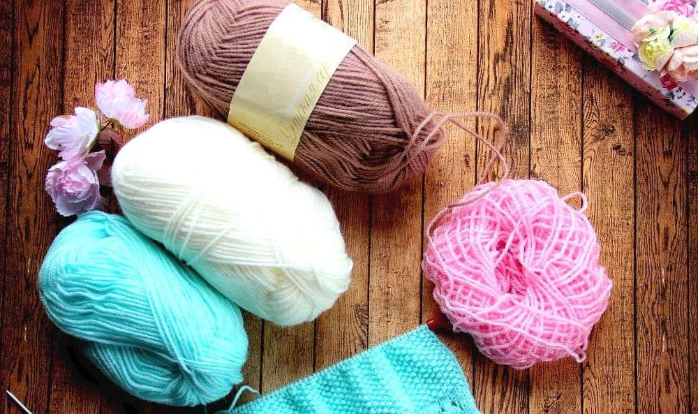 Las manualidades, la artesanía y lo hecho a mano, se han convertido en una actividad gratificante y necesaria para muchas personas en todo el mundo, eso me pasa a mí también. Para muchos son un estilo de vida, incluso como una manera de ganarse la vida o como un simple pasatiempo.