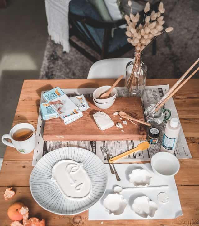 Las manualidades, la artesanía y lo hecho a mano, se han convertido en una actividad gratificante y necesaria para muchas personas en todo el mundo, eso me pasa a mí también. Para muchos son un estilo de vida, incluso como una manera de ganarse la vida o como un simple pasatiempo.