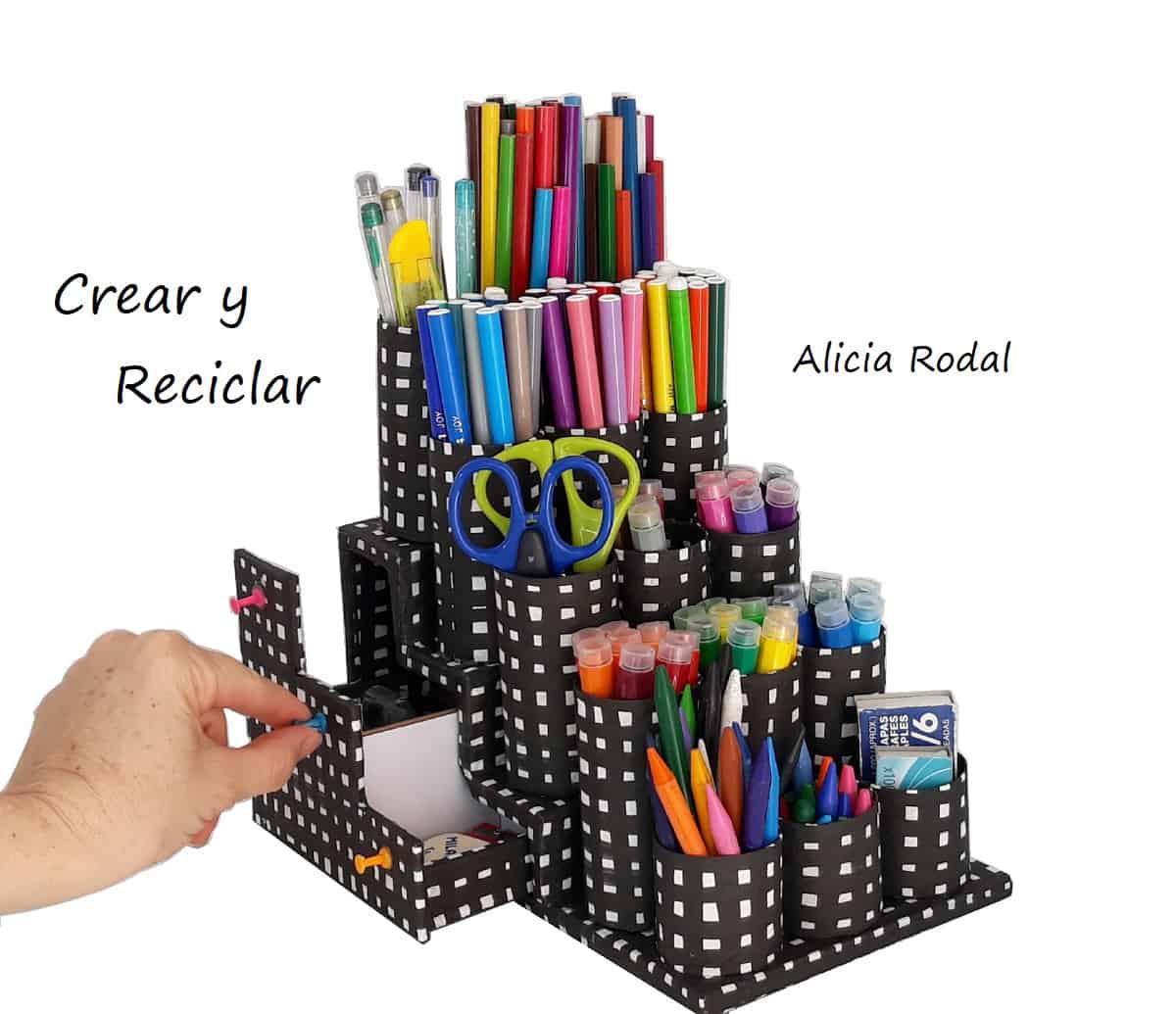 Las manualidades, la artesanía y lo hecho a mano, se han convertido en una actividad gratificante y necesaria para muchas personas en todo el mundo, eso me pasa a mí también. Para muchos son un estilo de vida, incluso como una manera de ganarse la vida o como un simple pasatiempo.