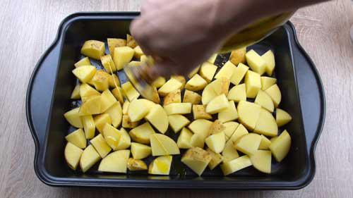 cubrir con aceite las patatas con salsa de ajo