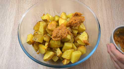 mezclar las patatas con salsa de ajo