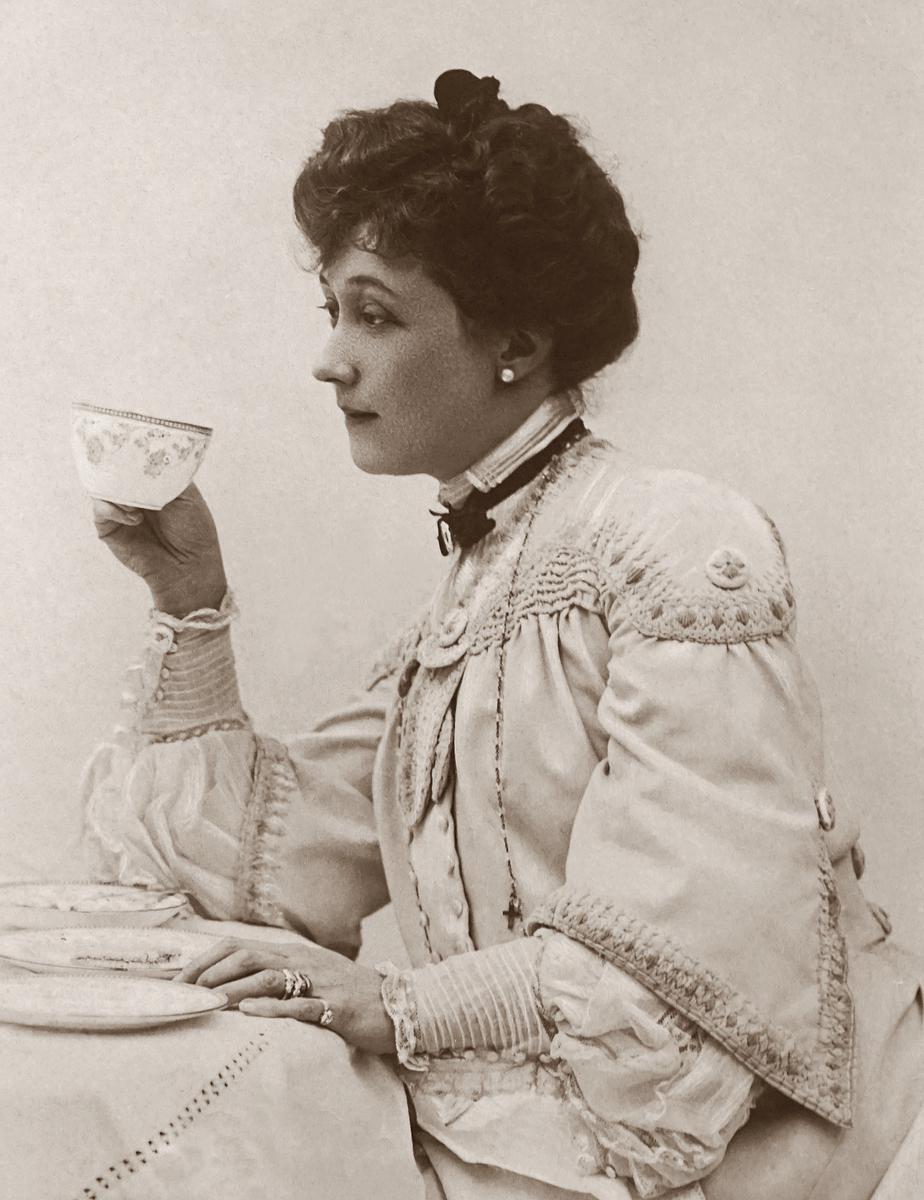 Mujer bebiendo té - té de la tarde