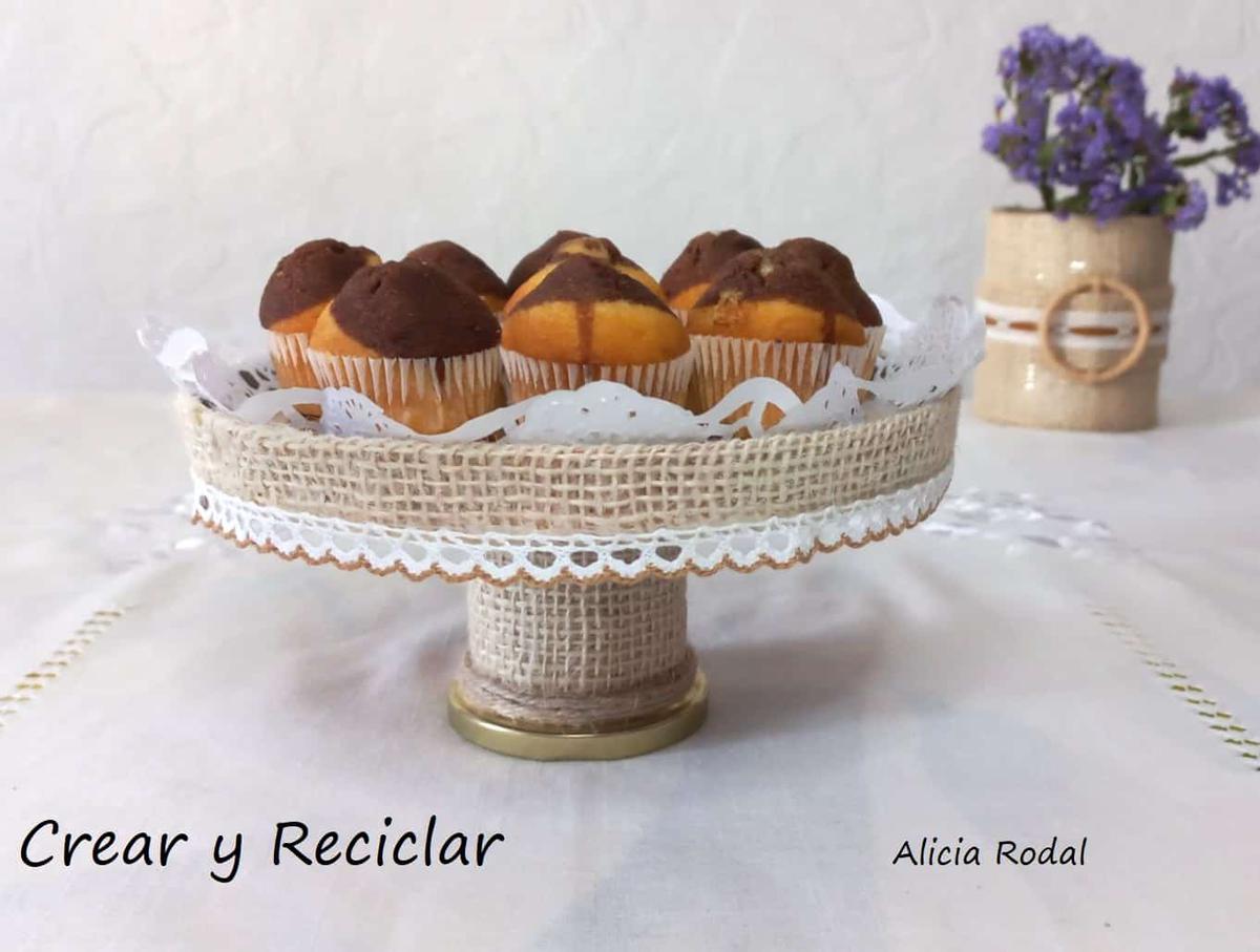 Estas ideas con Yute que te enseño en este tutorial sirven para vender, regalar o decorar tu casa, son unos pedestales, soportes, fruteros, envases o recipientes, hechos con latas de aluminio grandes, tela de saco y cuerda de yute.