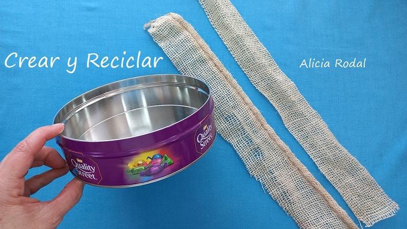Estas ideas con Yute que te enseño en este tutorial sirven para vender, regalar o decorar tu casa, son unos pedestales, soportes, fruteros, envases o recipientes, hechos con latas de aluminio grandes, tela de saco y cuerda de yute.
