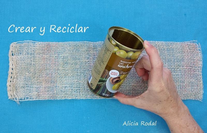 Estas ideas con Yute que te enseño en este tutorial sirven para vender, regalar o decorar tu casa, son unos pedestales, soportes, fruteros, envases o recipientes, hechos con latas de aluminio grandes, tela de saco y cuerda de yute.