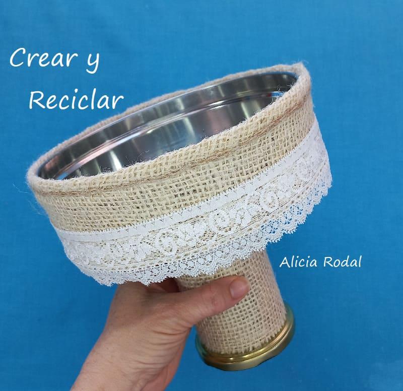 Estas ideas con Yute que te enseño en este tutorial sirven para vender, regalar o decorar tu casa, son unos pedestales, soportes, fruteros, envases o recipientes, hechos con latas de aluminio grandes, tela de saco y cuerda de yute.