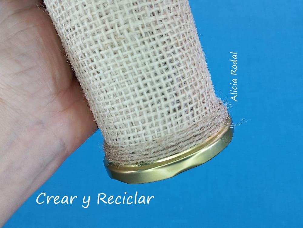 Estas ideas con Yute que te enseño en este tutorial sirven para vender, regalar o decorar tu casa, son unos pedestales, soportes, fruteros, envases o recipientes, hechos con latas de aluminio grandes, tela de saco y cuerda de yute.