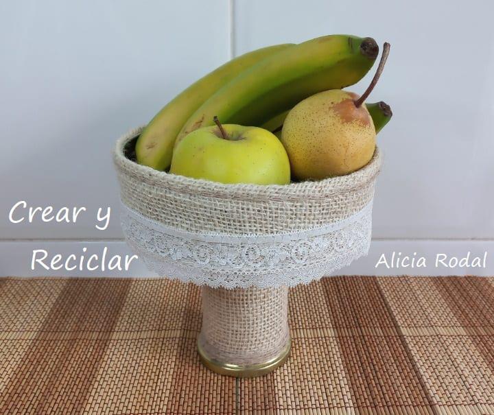 Estas ideas con Yute que te enseño en este tutorial sirven para vender, regalar o decorar tu casa, son unos pedestales, soportes, fruteros, envases o recipientes, hechos con latas de aluminio grandes, tela de saco y cuerda de yute.