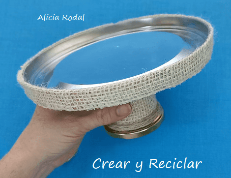 Estas ideas con Yute que te enseño en este tutorial sirven para vender, regalar o decorar tu casa, son unos pedestales, soportes, fruteros, envases o recipientes, hechos con latas de aluminio grandes, tela de saco y cuerda de yute.