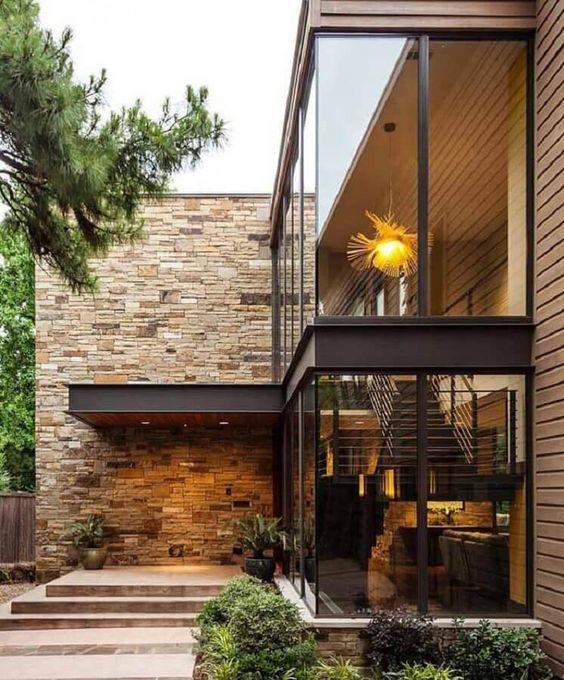 Casa de lujo con piedra y vidrio