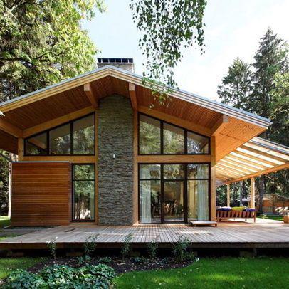 Hermosa casa hecha de madera con chimenea de piedra