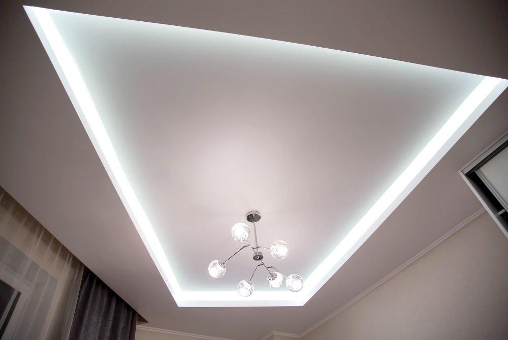 Hornacinas con luces LED en techos.