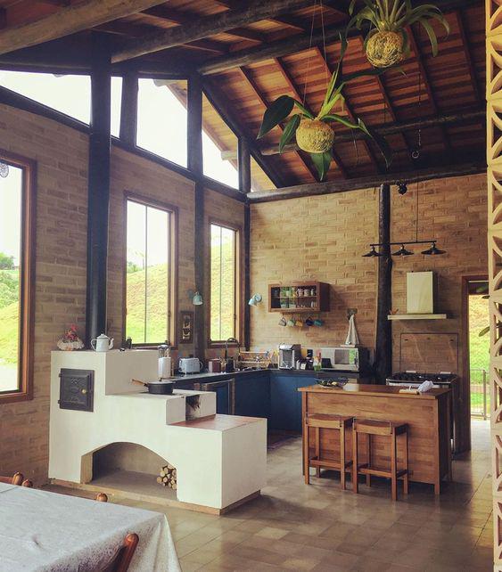 Interiores de casas de campo con techos de teja