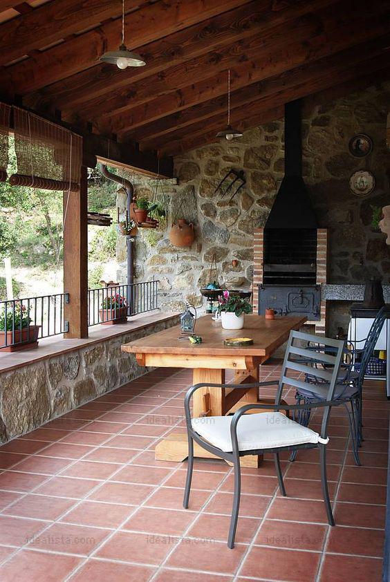 Interiores de casas de campo con techos de teja
