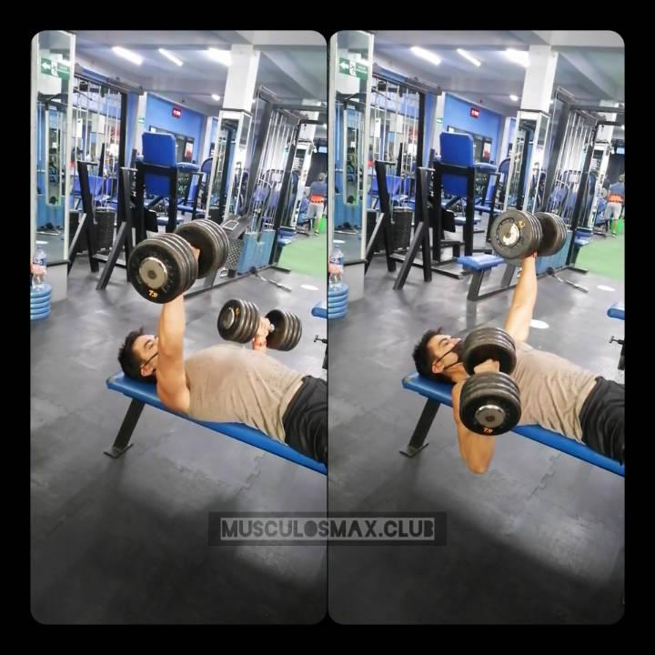 Press con mancuernas unilateral alternado