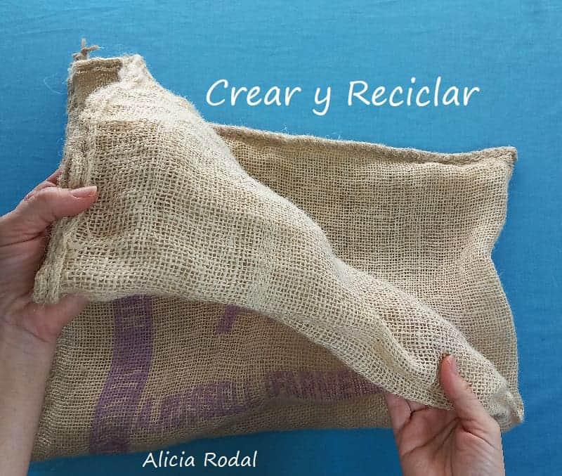 En este tutorial te enseño como aprovechar una simple bolsa de tela de saco de patatas para hacer una linda bolsa para perfumar tu armario y/o cajones de ropa, y también como crear latas decoradas de una manera fácil y rápida. Ideas para decorar, vender o regalar Diy