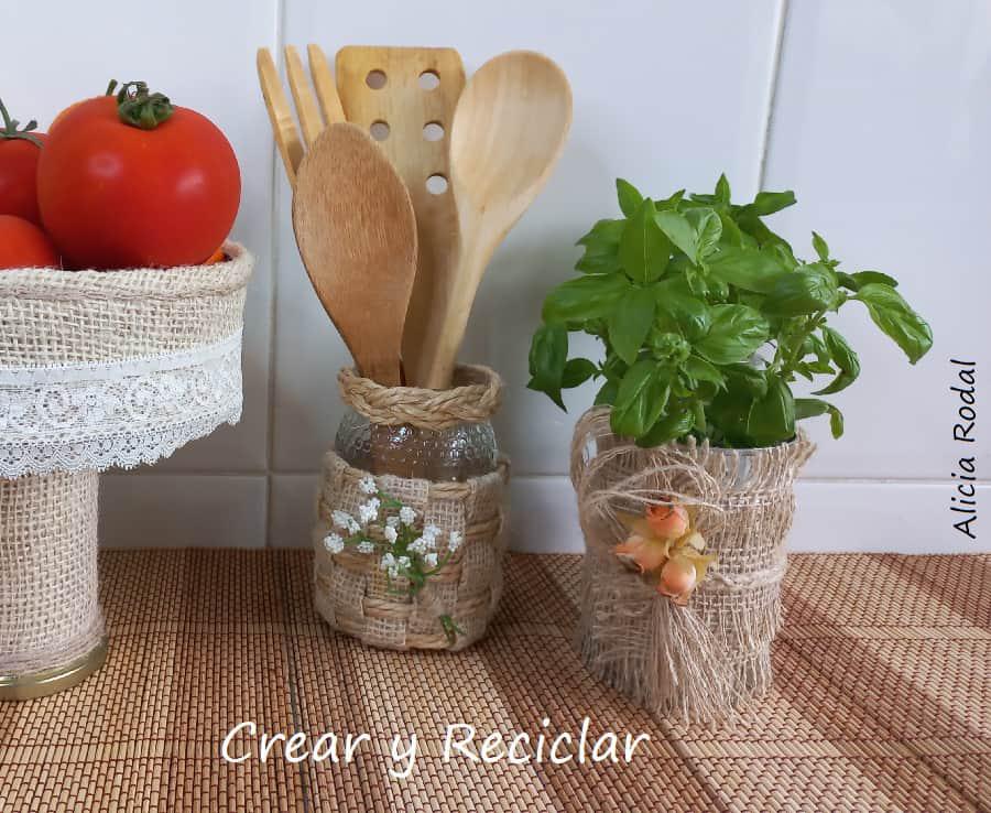 En este tutorial te enseño como aprovechar una simple bolsa de tela de saco de patatas para hacer una linda bolsa para perfumar tu armario y/o cajones de ropa, y también como crear latas decoradas de una manera fácil y rápida. Ideas para decorar, vender o regalar Diy