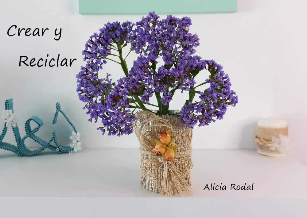 En este tutorial te enseño como aprovechar una simple bolsa de tela de saco de patatas para hacer una linda bolsa para perfumar tu armario y/o cajones de ropa, y también como crear latas decoradas de una manera fácil y rápida. Ideas para decorar, vender o regalar Diy