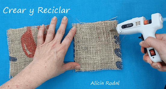 En este tutorial te enseño como aprovechar una simple bolsa de tela de saco de patatas para hacer una linda bolsa para perfumar tu armario y/o cajones de ropa, y también como crear latas decoradas de una manera fácil y rápida. Ideas para decorar, vender o regalar Diy