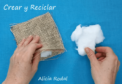 En este tutorial te enseño como aprovechar una simple bolsa de tela de saco de patatas para hacer una linda bolsa para perfumar tu armario y/o cajones de ropa, y también como crear latas decoradas de una manera fácil y rápida. Ideas para decorar, vender o regalar Diy