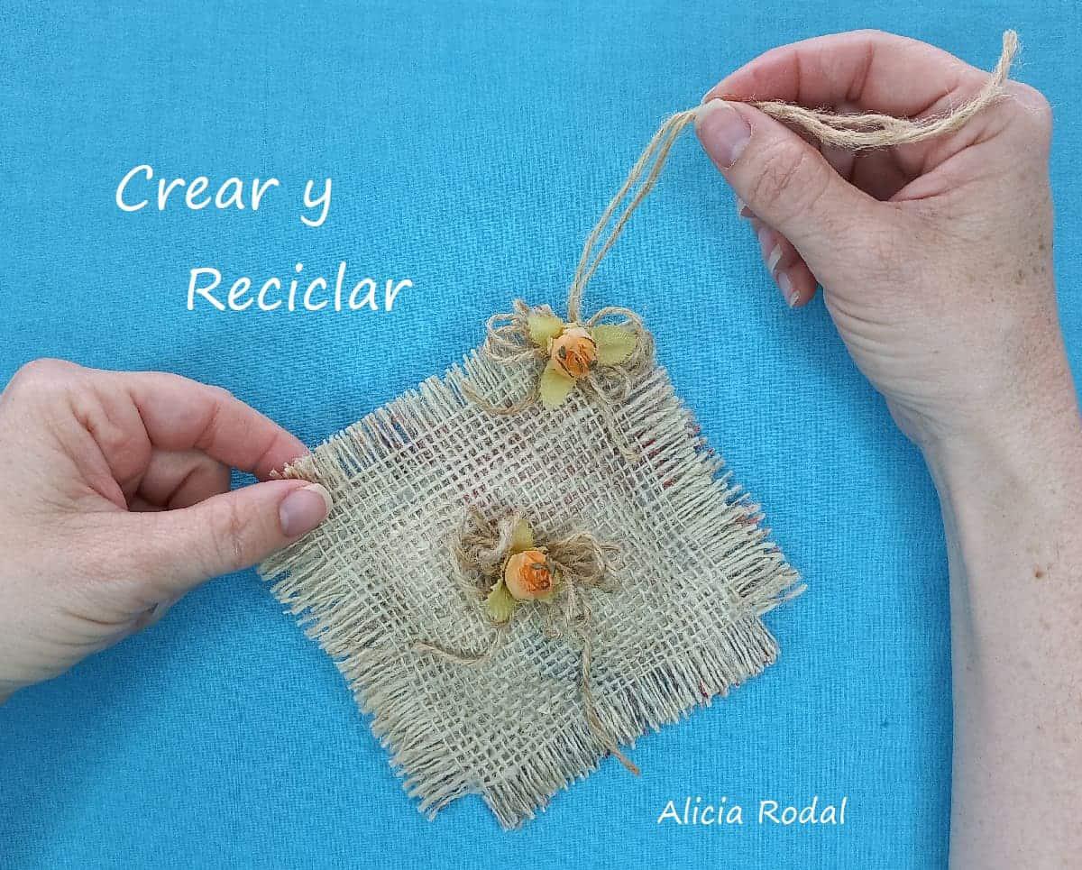 En este tutorial te enseño como aprovechar una simple bolsa de tela de saco de patatas para hacer una linda bolsa para perfumar tu armario y/o cajones de ropa, y también como crear latas decoradas de una manera fácil y rápida. Ideas para decorar, vender o regalar Diy