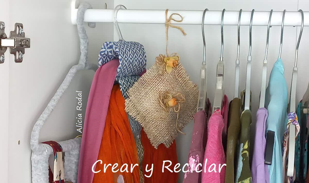 En este tutorial te enseño como aprovechar una simple bolsa de tela de saco de patatas para hacer una linda bolsa para perfumar tu armario y/o cajones de ropa, y también como crear latas decoradas de una manera fácil y rápida. Ideas para decorar, vender o regalar Diy