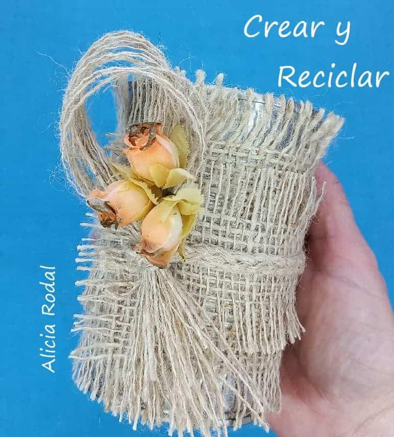 En este tutorial te enseño como aprovechar una simple bolsa de tela de saco de patatas para hacer una linda bolsa para perfumar tu armario y/o cajones de ropa, y también como crear latas decoradas de una manera fácil y rápida. Ideas para decorar, vender o regalar Diy