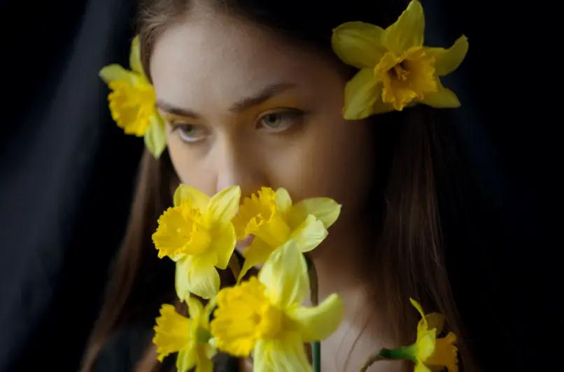Mujer con flores amarillas