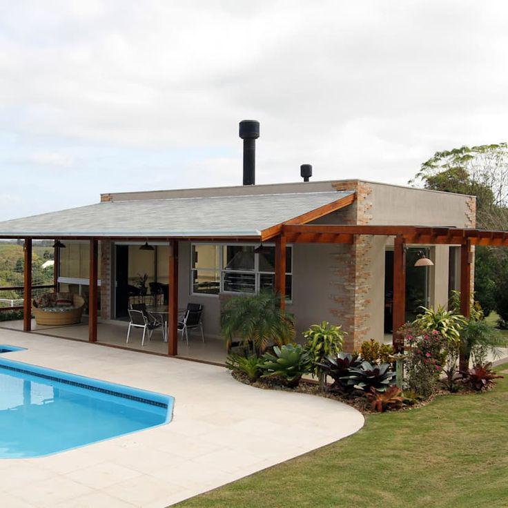 Fachadas de casas sencillas en el campo con piscina
