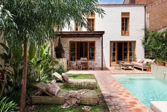 Diseños de casas de dos pisos con piscina