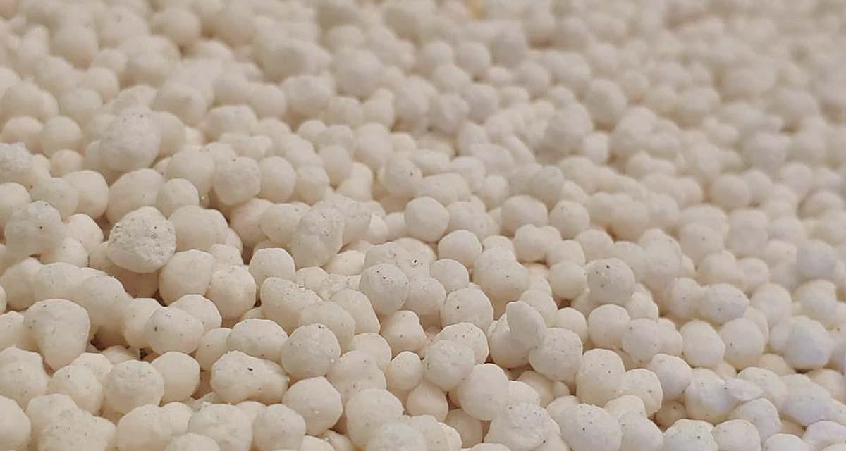 Fertilizante granulado blanco