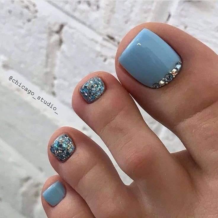 Pedicure con colores pastel